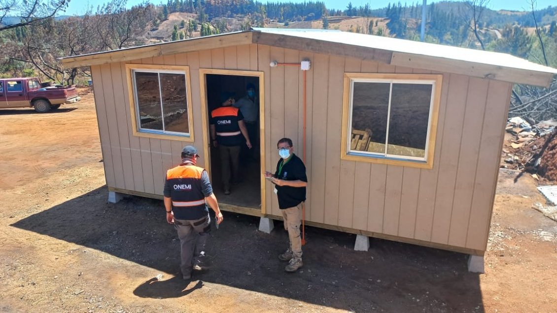 Autoridades entregan viviendas de emergencia a familias damnificadas por incendio en Quillón