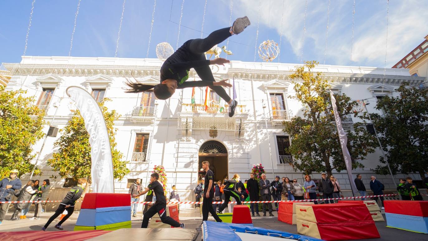 Los gimnastas del Balans se exhiben en la Plaza del Carmen