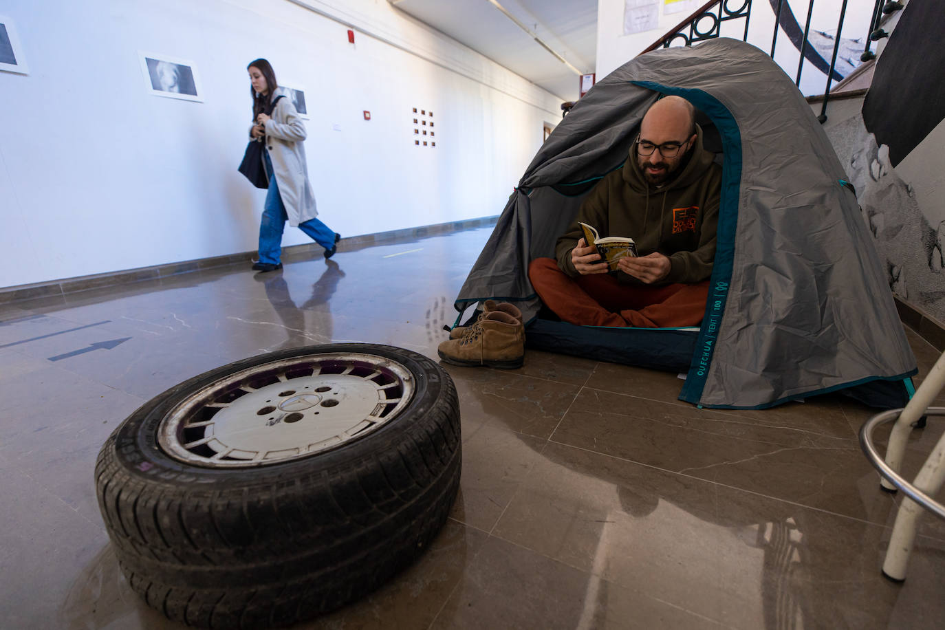 Un estudiante de la UGR acampa una semana en Bellas Artes para «crear interacción»