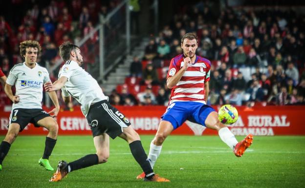 Ignasi Miquel, en una acción del partido./RAMÓN L. PÉREZ