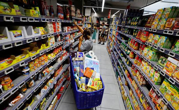 Un hombre comprando en un supermercado. /R.C.