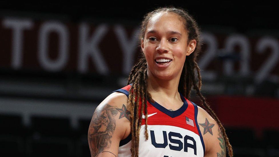 Brittney Griner, Basquetbolista Estadounidense, Sale De Prisión Rusa A Cambio De Un Traficante De Armas