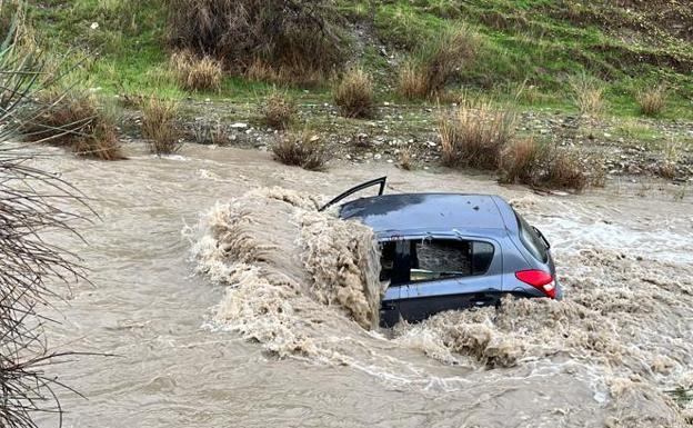 Uno de los coches arrastrados por la corriente en Ogíjares/Policía local ogíjares