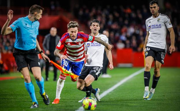 Ricard Sánchez avanza por la banda derecha en el partido contra el Burgos. /RAMÓN L. PÉREZ