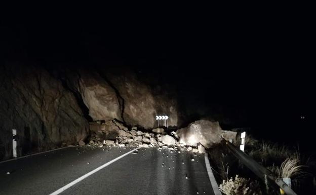 Rocas caídas en la carretera que une Lanjarón con Órgiva/Ideal