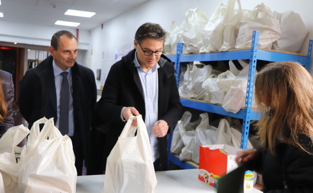 El repostero Oriol Balaguer (a la derecha), y Fernando Pascual, director general de Compass Group Iberia, entregan los panetones solidarios en el acto de Madrid. /R. C.