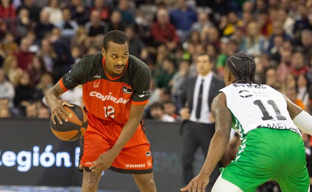 Alex Renfroe (i) no pudo llevar el ritmo del partido ante el Betis. /Aguilar