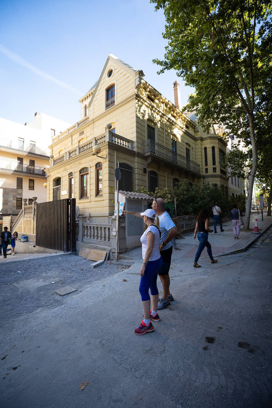 El bebé nació en este antiguo hospital privado de Granada. /IDEAL