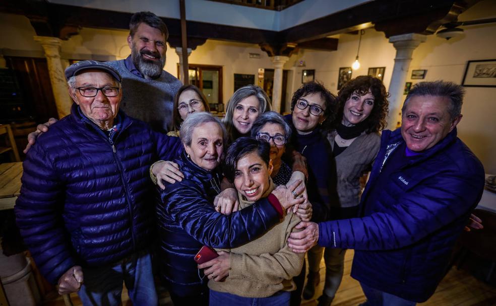 Encuentro en Casa Pilatos: en el centro, delante, María Andrea abrazada por sus nuevos familiares y los vecinos que la han ayudado a localizarlos. Al fondo, a la izquierda, su marido./Ramón L. Pérez