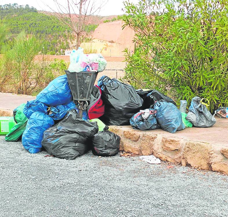 Las basuras están en bolsas y amontonadas./torcuato fandila