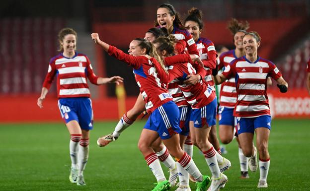 Las rojiblancas celebran el gol que sentenció el pase a octavos de final. /J. M. BALDOMERO