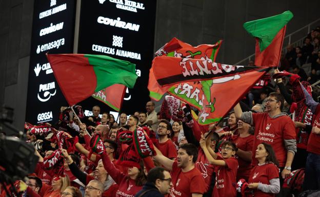 Los peñistas del Covirán dieron aliento a los jugadores en todo momento./alfredo aguilar