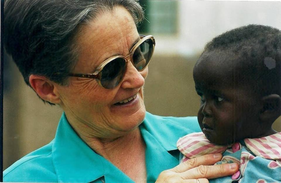 Ángeles Martín Rojas, con un pequeño en brazos durante sus años de misionera en el Congo. /IDEAL