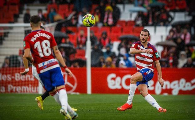 Ignasi Miquel envía un balón al ataque. /R. L. P.