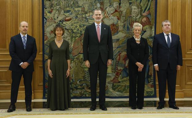 Juan Carlos Campo, Laura Díez, María Jesús Segoviano y César Tolosa tras jurar sus cargos en el Constitucional en presencia del Rey./EFE