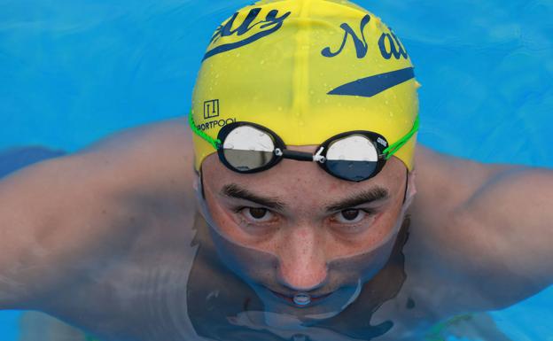 Carlos Garach posa para IDEAL en la piscina de Torremolinos (Málaga). /SALVADOR SALAS