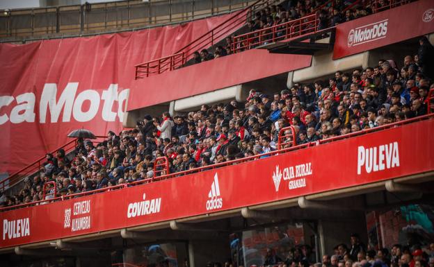 Aficionados del Granada en la zona de tribuna frente al Cartagena. /RAMÓN L. PÉREZ