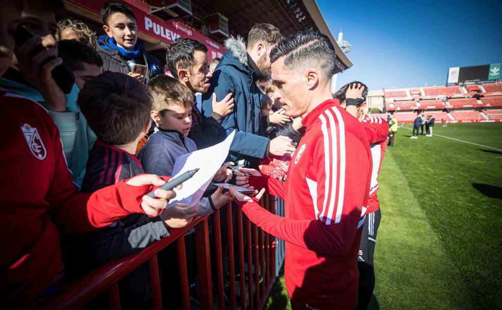 José Callejón firma unos autógrafos a unos niños tras el entrenamiento a puerta abierta. /PEPE MARÍN