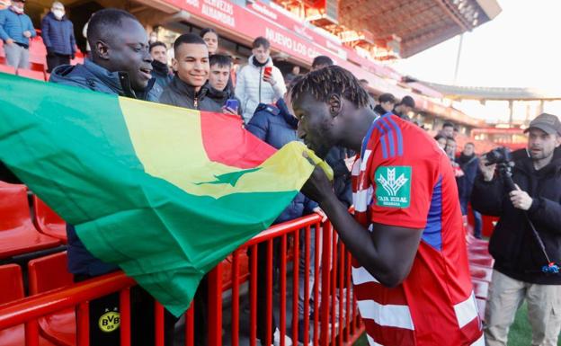 Famara Diédhiou besa la bandera de Senegal durante su presentación. /RAMÓN L. PÉREZ