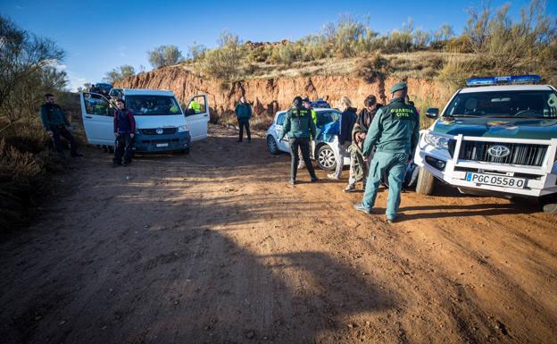 La Guardia Civil controla los accesos a la fiesta/PEPE MARÍN