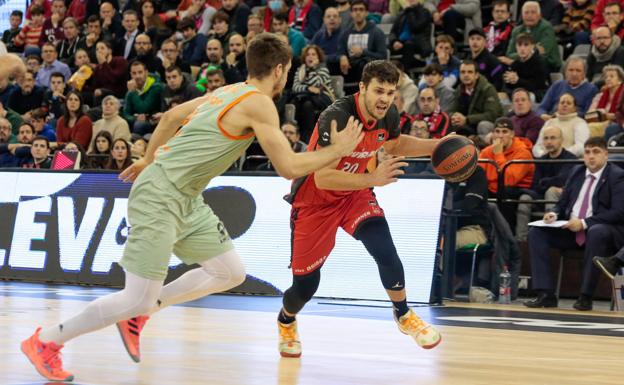 Dejan Todorovic, a la derecha, se lesionó en el partido ante el Cazoo Baskonia./ALFREdO AGUILAR