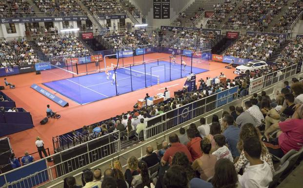 Partido de una edición anterior del World Padel Tour en el Palacio de los Deportes de Granada/PEPE MARÍN