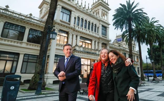 La vicepresidenta Nadia Calviño (c), junto a la alcaldesa de la ciudad, Inés Rey, y el presidente de la Diputación, Valentín González Formoso, conversan ante la futura sede de la Agencia de Supervisión de la Inteligencia Artificial (Aesia), ayer en La Coruña. /EFE