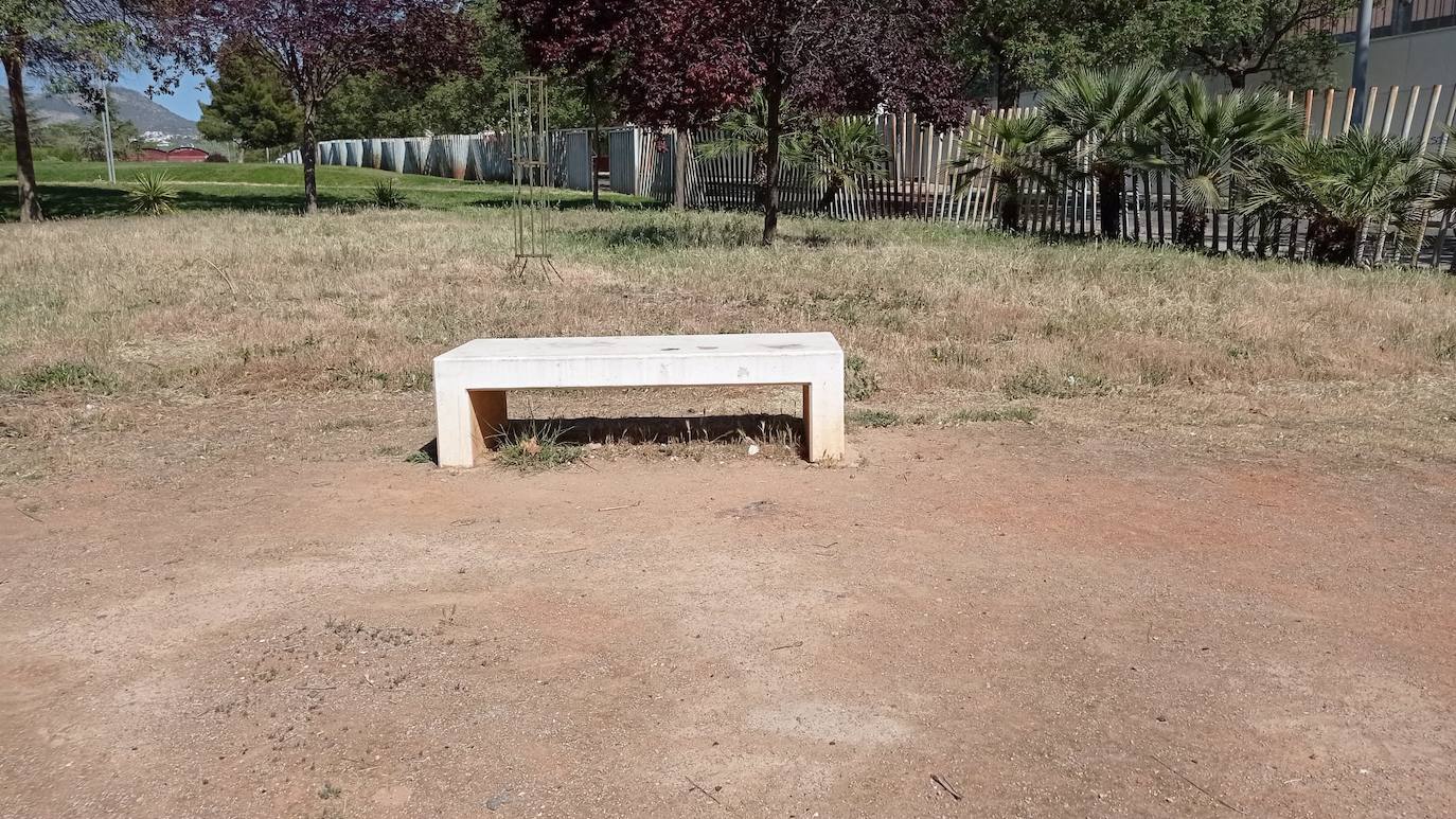 Los bancos que hay desplegados en el Parque de Almanjáyar, al que se accede por la avenida de Joaquina Eguaras, son de un minimalismo exquisito. Una pieza de hormigón con una bancada y dos pies son suficientes.