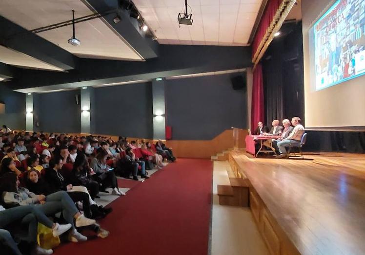 La charla de Luis Alberto de Cuenca en Monachil.