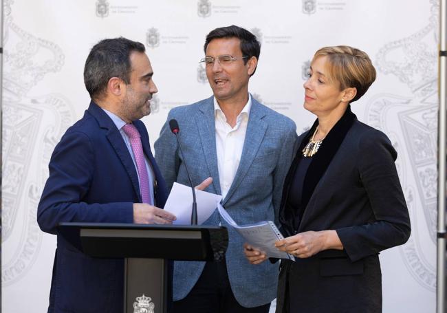 Quico Chirino, Francisco Cuenca y Silvia Miranda, en el patio del ayuntamiento.